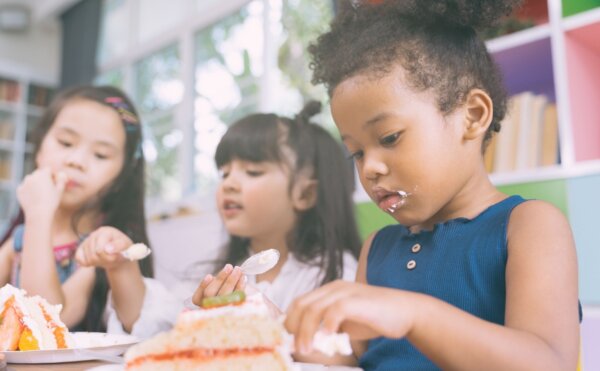 おうち英語フレーズ→「口を閉じて食べて」は英語で?